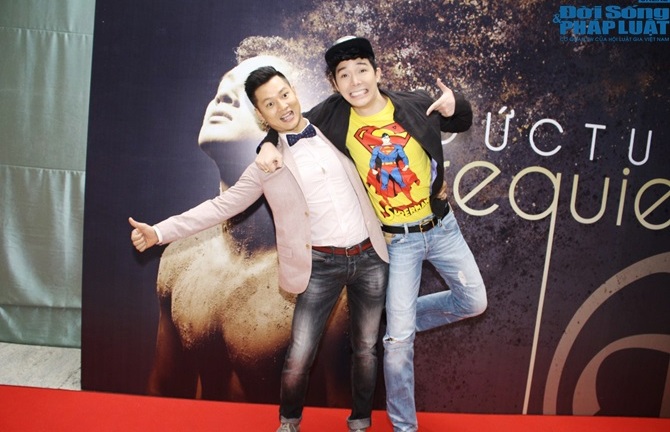 Nathan Lee mặc áo siêu nhân quậy tưng họp báo Đức Tuấn